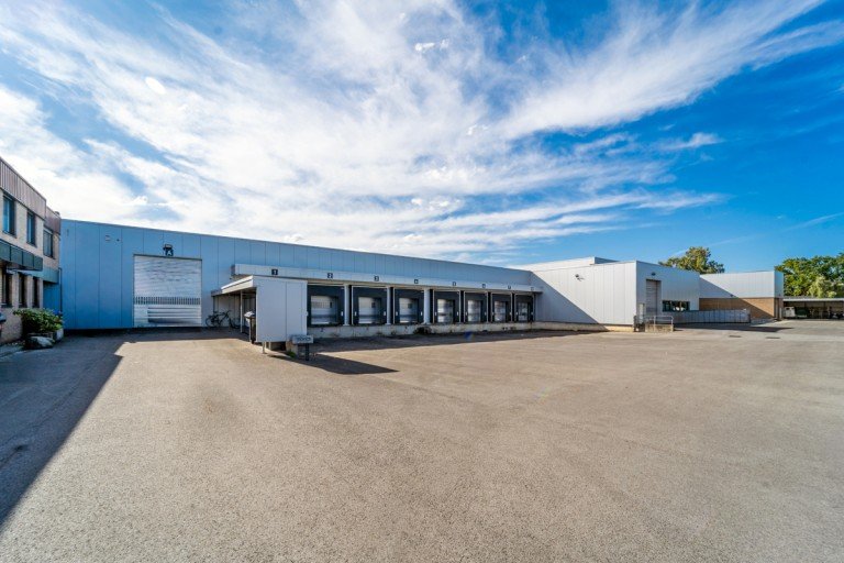 Rampenandienung Warendorf Halle / Lager / Produktion Warendorf || ca. 2.510 m� Hallenfl�che mit Sozialbereich || 4 Rampentore + 1 Rolltor