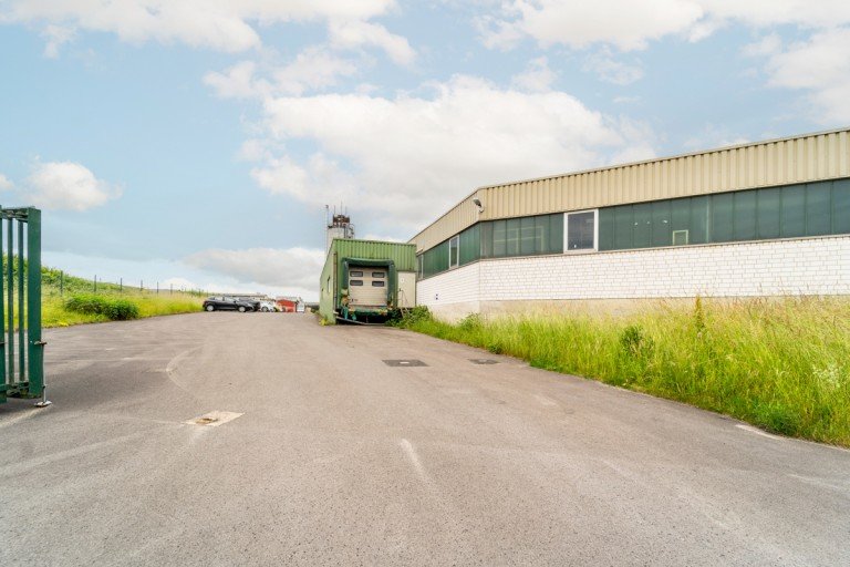 Au�enansicht Sch�ppingen Halle / Lager / Produktion Sch�ppingen || 1.312 m� Hallenfl�che mit B�rotrakt || Laderampe || ab sofort