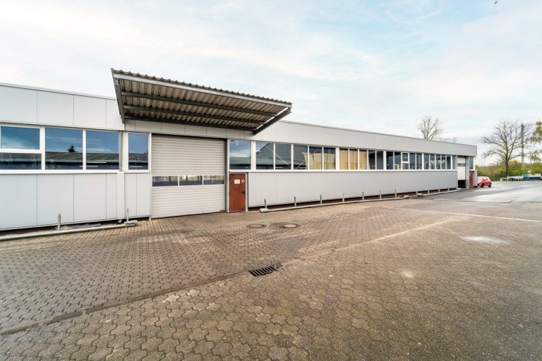Au�enansicht Greven Halle / Lager / Produktion Greven || 5.240 m� Halle || 4 Rolltore || teilbar ab 2.320 m� || optional 180 m� B�ro- und Sozialfl�che