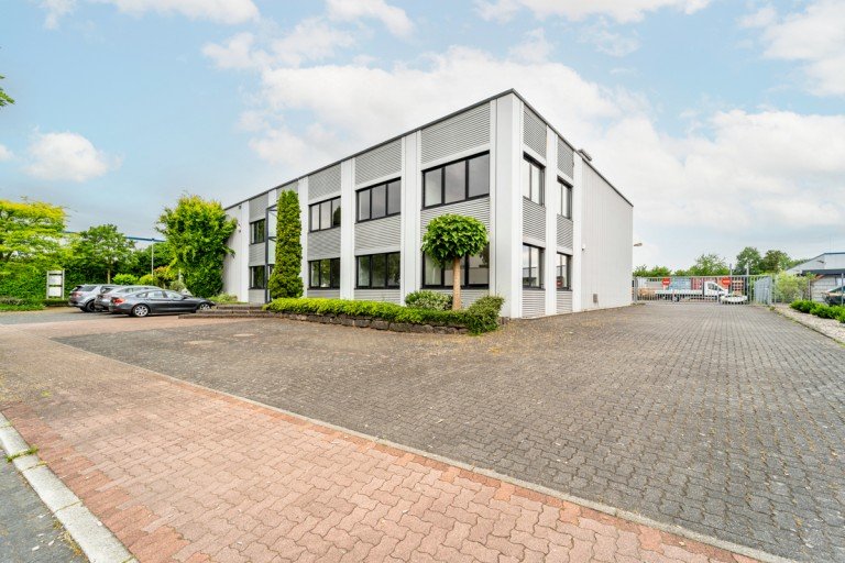 Au�enansicht Bocholt Halle / Lager / Produktion Bocholt-Mussum || 958 m� Halle mit 4 Toren und Kran || 123 m� B�ro || 911 m� Freifl�che || nahe B67